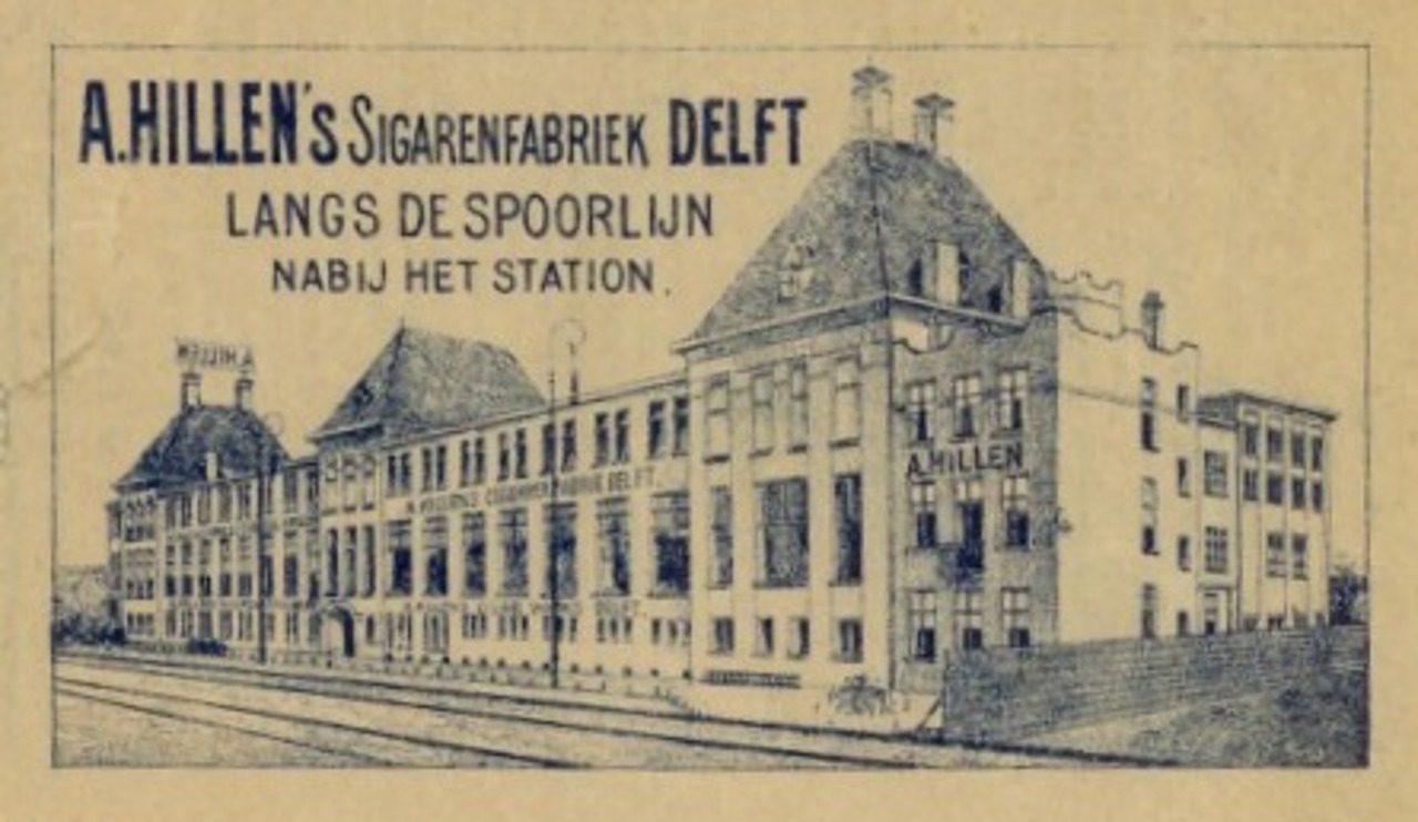 ‘A. Hillen’s Sigarenfabriek Delft, langs de spoorlijn, nabij het station.’ De fabriek breidde in de loop der jaren uit t