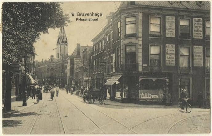 Reclameborden voor Hillen-sigaren op de Prinsenstraat in Den Haag — het bewijs dat de winkelketen zich ver buiten Delft
