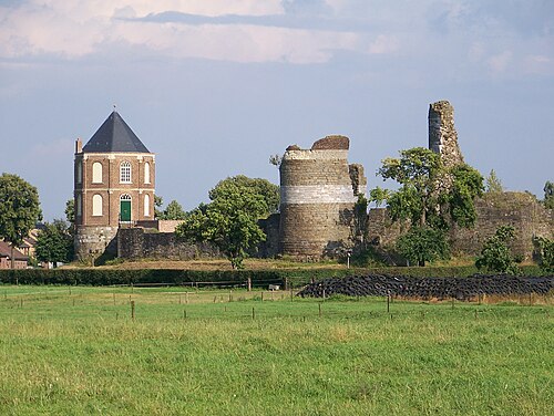 Ruïne van kasteel Montfort, met de bewaard gebleven traptoren.