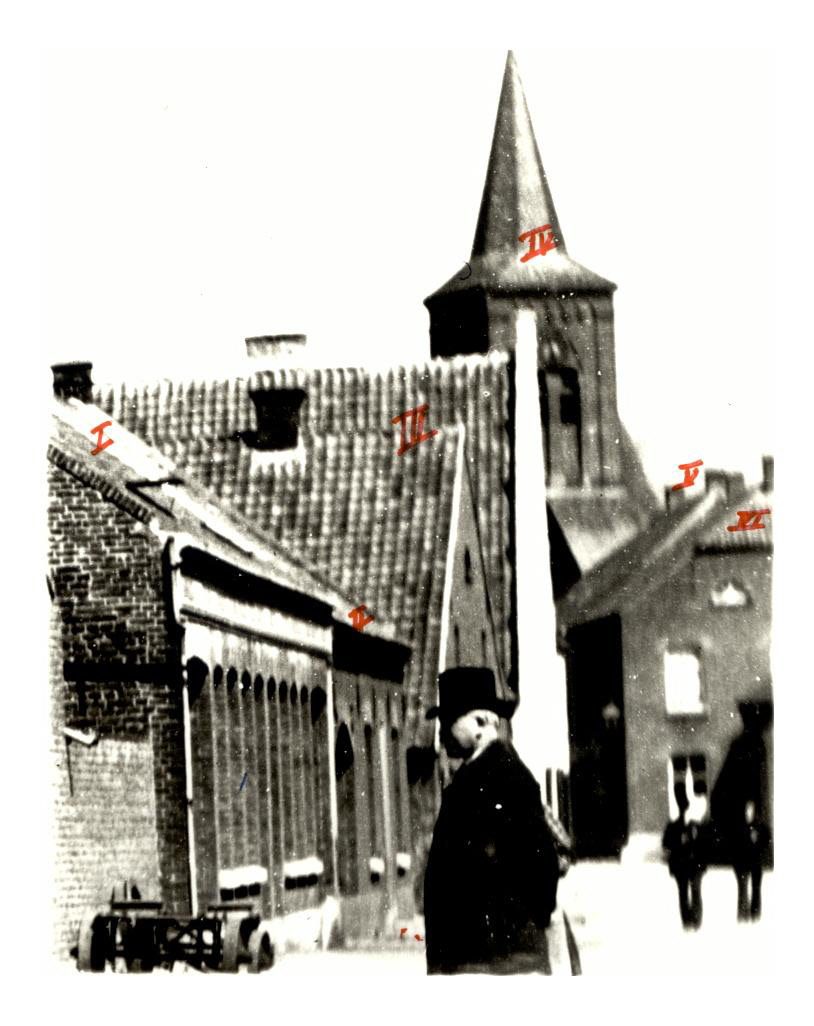 Foto van de Pontanusstraat in Blerick in 1885, met genummerde gebouwen; nummer 1 is de fabriek van Hillen.