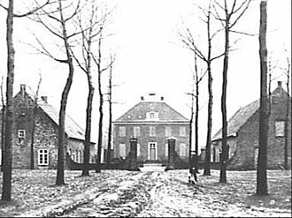 Oude foto van het latere herenhuis Klein Paarlo aan het eind van een laan.