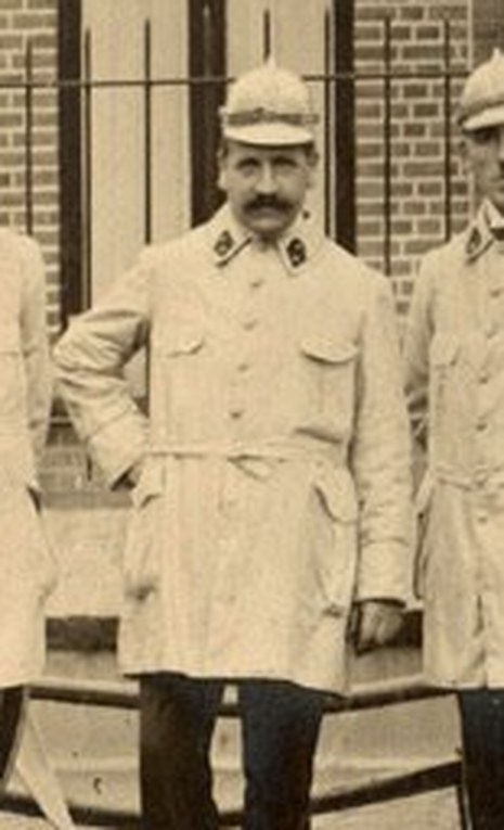 Louis Hillen in brandweerjas en helm, 1921, uitsnede van de groepsfoto.