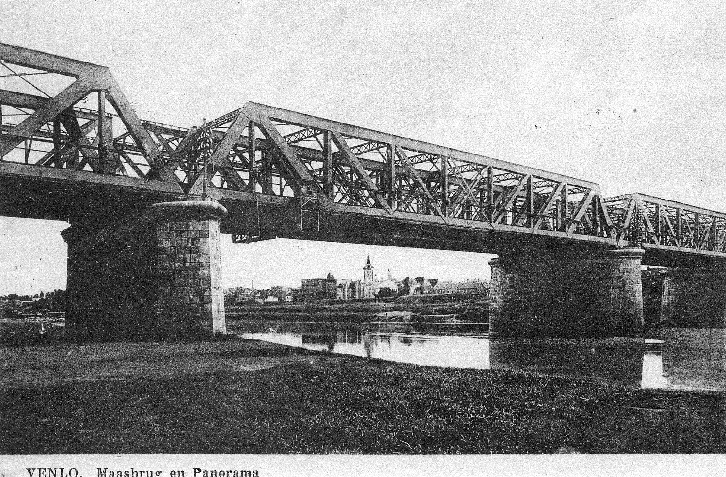 Ansichtkaart Venlo, Maasbrug en Panorama, 1908: twee ijzeren bruggen naast elkaar op dezelfde pijlers, gezien vanaf de Blerickse oever.