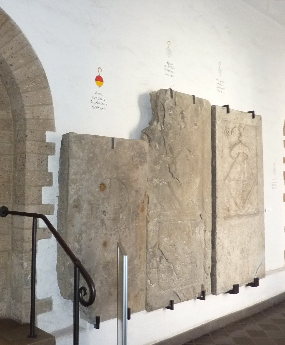 Grafstenen in de kruisgang van Klooster Saarn; rechts die van Anna Gertrud von Hillen met haar ruitvormige wapen.